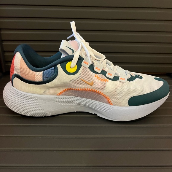 Nike size 8 sneakers for women in a nice blend of pastel colours - Picture 2 of 8